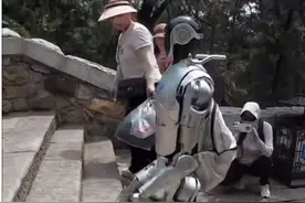 人形机器人“行者泰山”泰山首秀滑倒被抬上担架 公司：检修后独立下山 测试就是为暴露问题图片