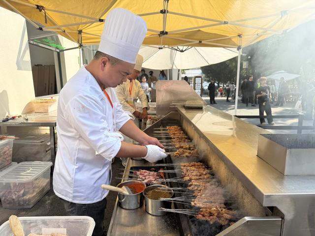 武汉东湖森林烤场正式开业迎客，烧烤节现场人头攒动，音乐会点燃武汉人“回忆杀”