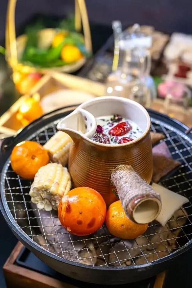 泡天然温泉、体验火塘烤茶……普洱的冬天，暖意融融