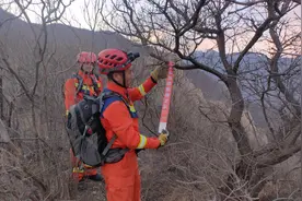 北京房山消防在户外登山路线设置醒目路标条，为登山安全保驾护图片