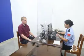 获发新证首日，拱北口岸迎首批港澳非中国籍永久性居民图片