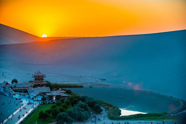 邱华栋：敦煌的世俗场景与洞窟世界