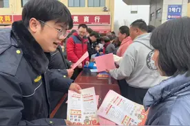 政法宣传进“集市” 守护烟火暖民心图片