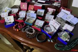 63岁大妈沉迷直播间买低价珠宝！左右手各戴3只手镯，还要求丈夫一起戴图片