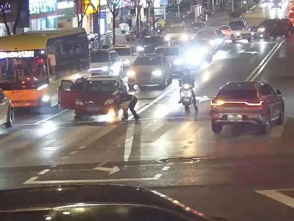 最新资讯-事发上海陌头！一辆小轿车行驶途中忽然起火，他大呼“赶紧下来！”(2)