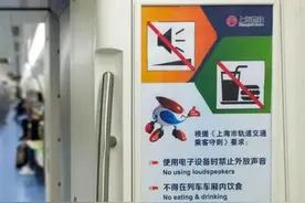 男子在上海地铁车厢内吃饭，还将骨头吐一地？地铁这样说→图片