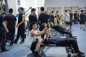 健身房要排队取号？网友：看完嘴角压不住了图片