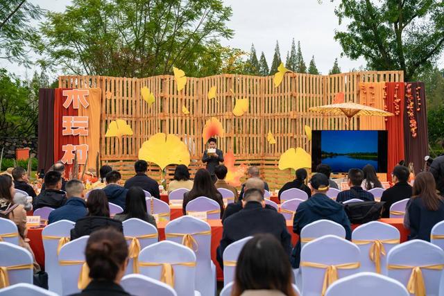 成都秋假去哪儿？成都崇州廖家镇彩林季开启“拾秋”模式