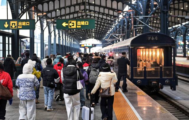 “伊春号-至尊亚雪”旅游专列首次“试跑”