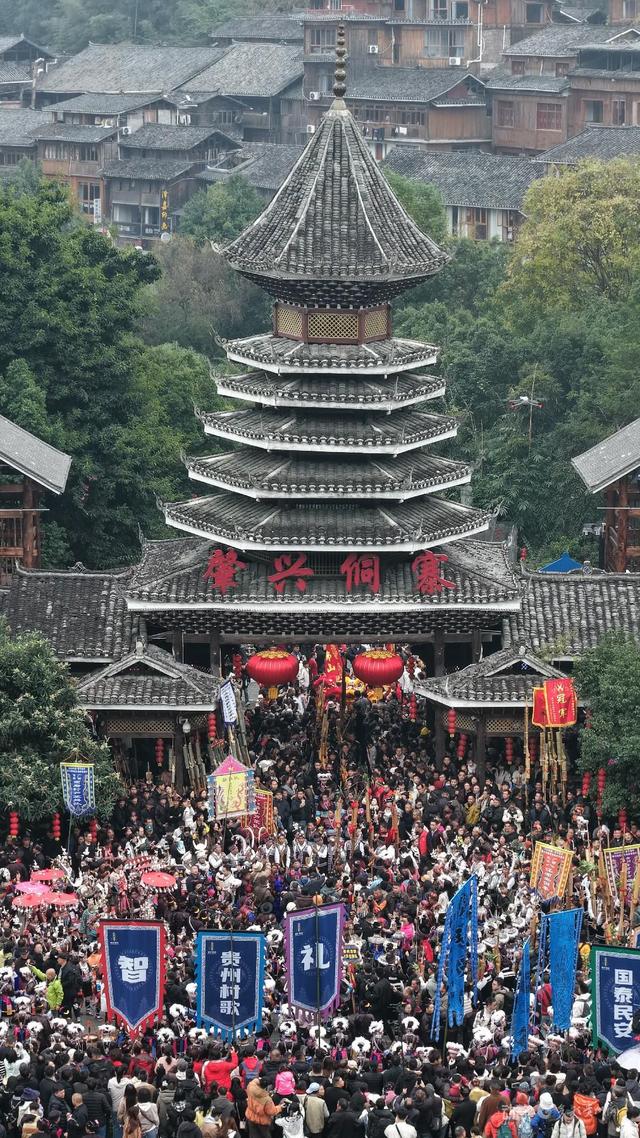 黎平肇兴：欢乐巡游闹“侗年”