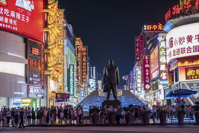 2025暑期氛围夜生活型城市：白天是文化漫游夜晚才是高光时刻