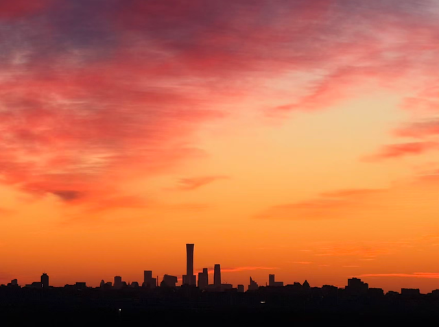 朝色漫染，天空披彩	，北京的晨光太治愈了！