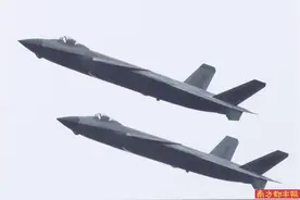 歼20、歼35A上演“雨中芭蕾”图片
