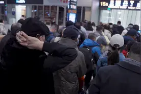 京九铁路上的春运归途图片