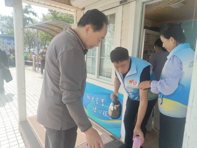 这抹“志愿蓝”，国庆假期里景区最暖风景线！