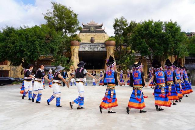 不只是一场演出：在广西深山，我活进了白裤瑶的24小时
