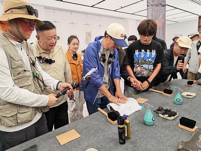 被俞敏洪“解锁”的阿拉善右旗：每一步都是与远古的对话，每一眼都是自然的馈赠