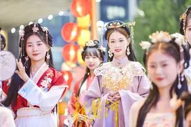 霓裳华服国风古韵 泉城路汉服展示带来穿越之旅图片