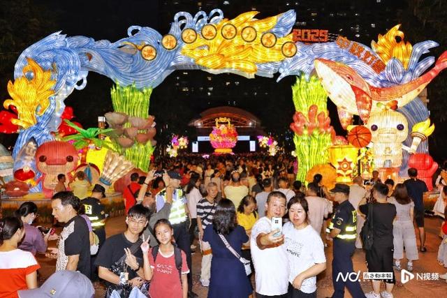 国庆长假首日，广州阳光明媚，城市打卡点人头攒动