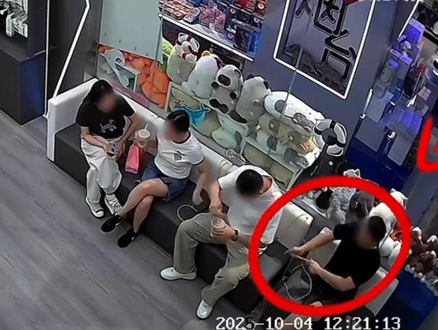 故意撕坏充电线男子要求处理无码监控