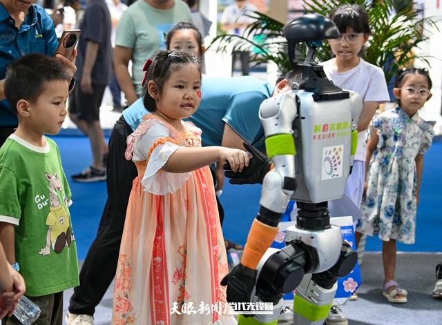 G视觉丨热度高涨！2025数博会：科技魅力吸引众人驻足