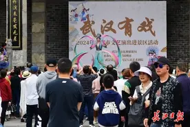 游人齐聚汉口里，品味美食看演出图片