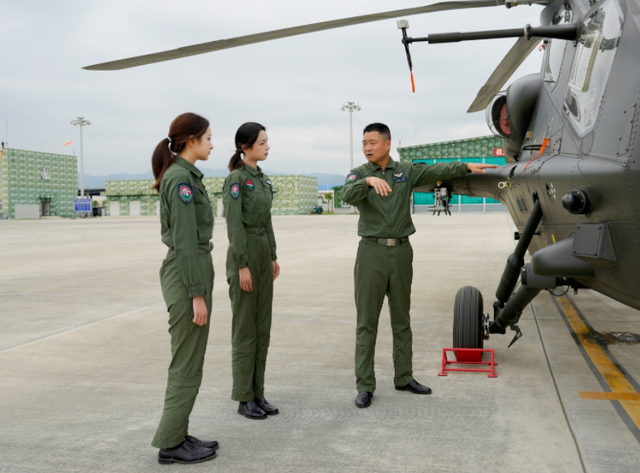 备受关注的00后陆军女飞行员，结婚了！