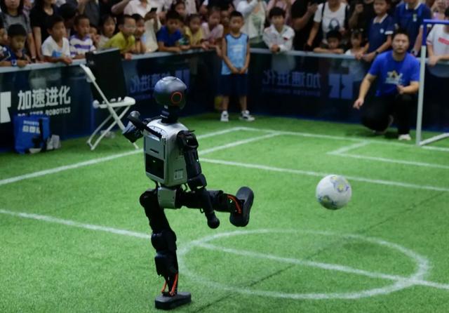 人从众……“机器人大会”成遛娃新去处！如何玩儿转？一图看懂丨半两财经
