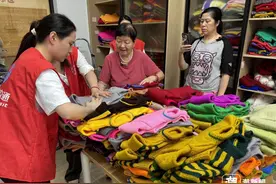 一针一线的温暖：89岁“毛衣奶奶”19年为困难儿童织毛衣上千件图片