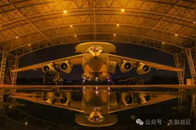 暗夜，战鹰升空……东部战区空军航空兵某部组织多机型下半夜飞行训练图片