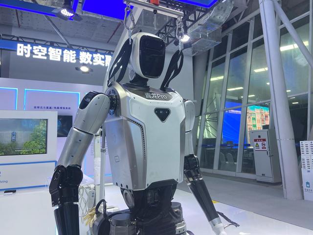 北斗峰会探馆：米粒芯片与人形机器人领衔，星空科技触手可及