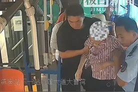 婆婆在车厢里晕倒，武汉公交线路管理员开私家车紧急送医图片