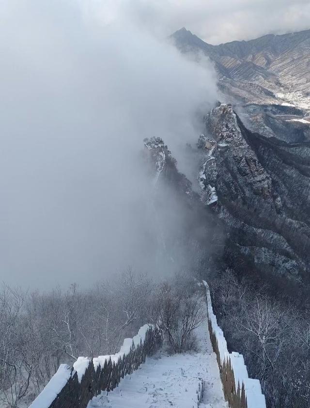 雪中箭扣长城，宛若雪龙盘旋山间