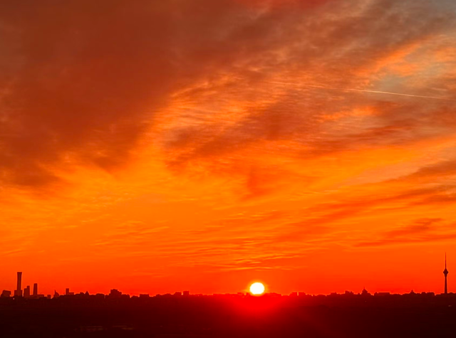 朝色漫染，天空披彩，北京的晨光太治愈了！