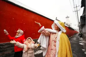 感受古都雪韵，游人打卡白塔寺图片