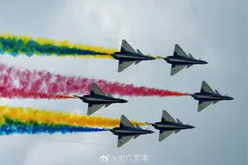 空军八一飞行表演队炫舞蓝天图片