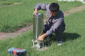 他们用汗水守护城市“晴雨表” | 致敬高温下的劳动者图片