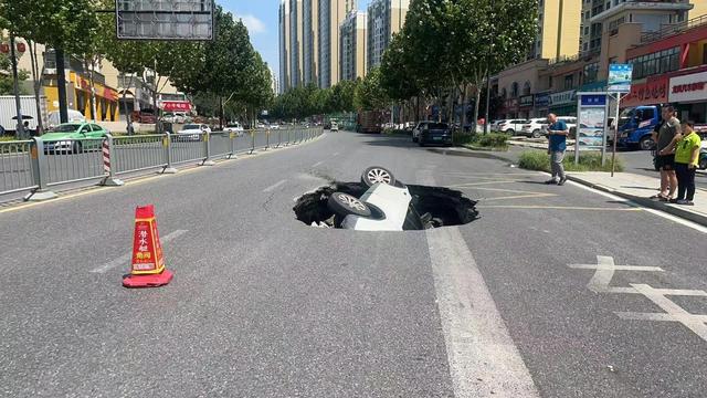 合肥一处道路突然塌陷吞没过路车辆