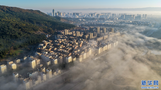 云南曲靖：雾漫城乡 云绕山峦