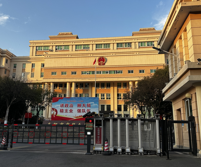 七旬教师收110万迁坟款，被控敲诈勒索判刑10年将重审；涉事矿企：我们没报案，系“分赃不均”别人告的他