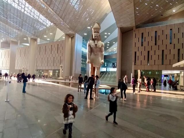 金字塔脚下的光与电