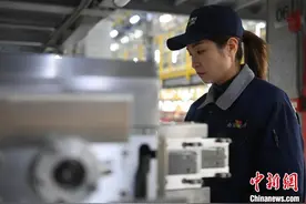 合肥南动车运用所女“探伤工”：用细致与坚守守护列车安全图片