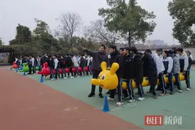 冬季锻炼上演“毛毛虫”赛跑，趣味体育融入学生日常图片