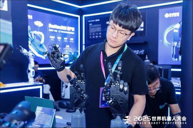 灵巧智能CEO周晨：灵巧手的终局不是参数堆砌，而是真正解放人类双手