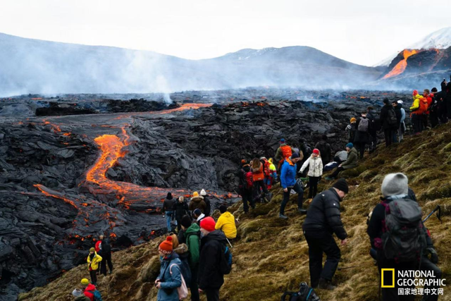 火山爆发24小时后，航班售罄，他们冒着生命危险要和岩浆合影
