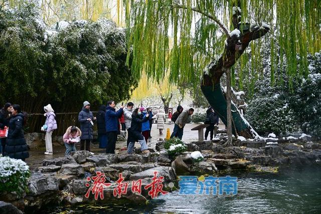 雪映月牙泉 飞瀑入画来