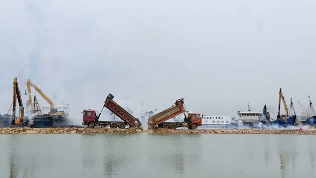 旅顺新港扩建项目沉箱后方棱体段顺利合龙