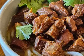 外国网友交出第一道湘菜作业，辣椒炒肉做成黄焖鸡？湖南人急眼：做错了！图片