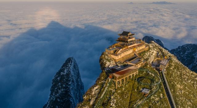大巴山里惊现“天宫”，云雪映衬好“光景”