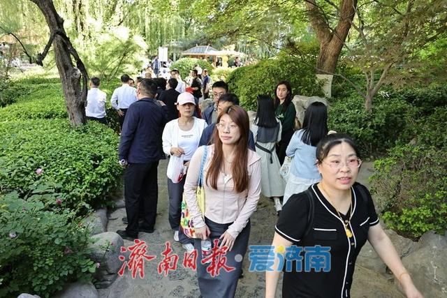 假期首日 泉城景区人气火爆
